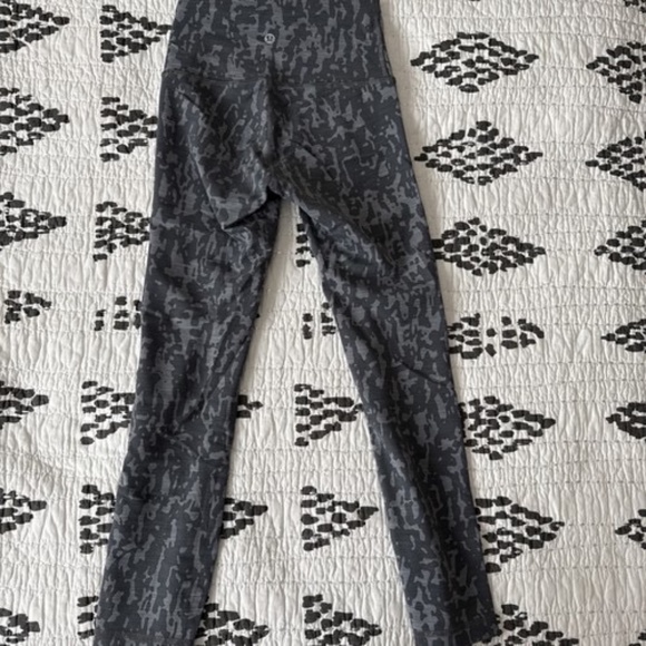 ✨ Lululemon Women’s Camo Leggings – Sleek & Supportive ✨ - Picture 2 of 3